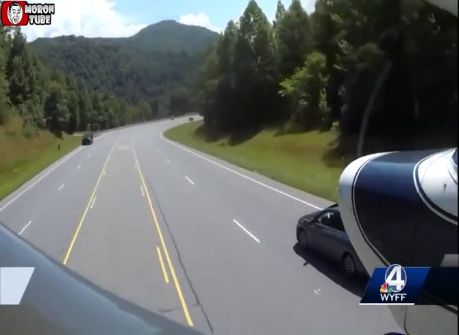 Video :On a winding road, a pilot makes an impressive emergency landing